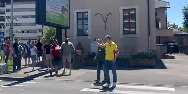 Bărbat agresat verbal în fața unei secții de votare din Franța Foto   Captură video jpg