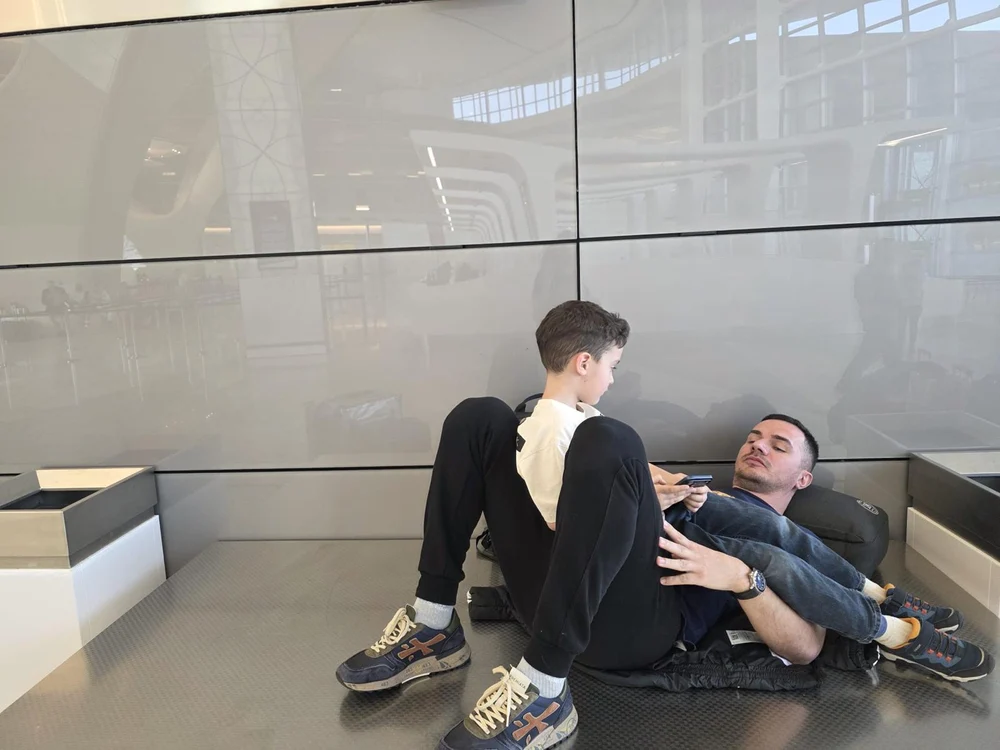 Român blocat în Abu Dhabi, despre probleme de cazare și coordonare pentru românii blocați în Emirate. Cum organizează Guvernul întoarcerea