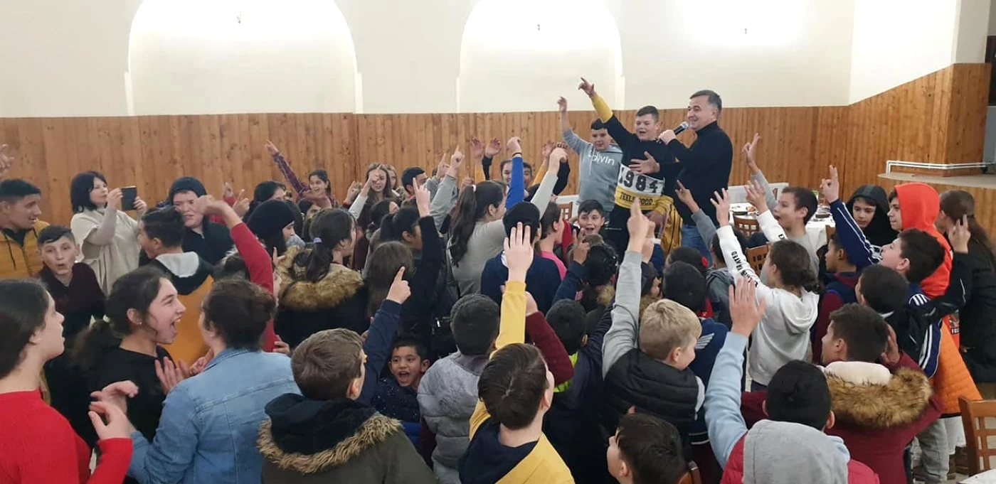Copiii aşteaptă cu entuziasm petrecerea dedicată lor FOTO: Facebook/Liviu Tiugan