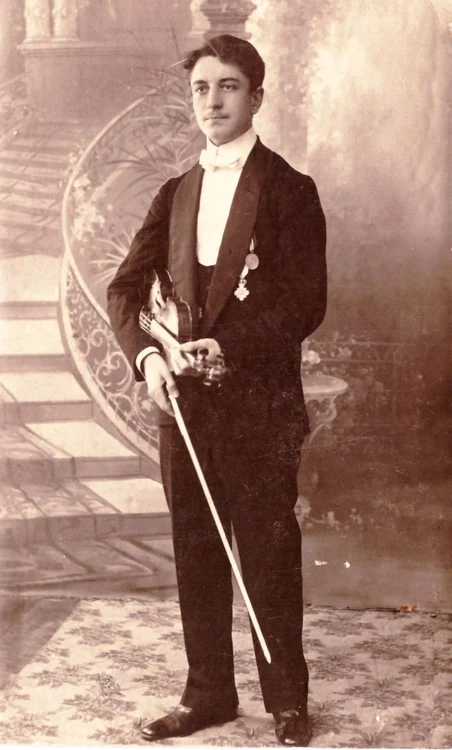 Constantin C. Nottara cu vioara (© Colecția C.I. și C.C. Nottara / Muzeul Municipiului București)