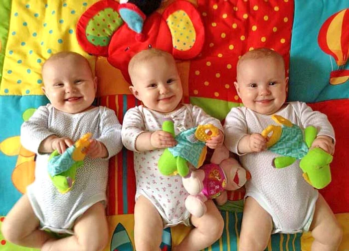 Bebeluşul Ffion are unghii roz, Maddison le are turcoaz, iar Paige le are indigo