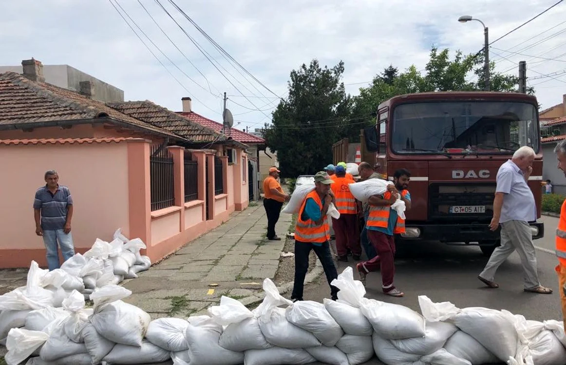 Sute de saci cu nisip au fost instalaţi pe străzi      FOTO Primăria Constanţa
