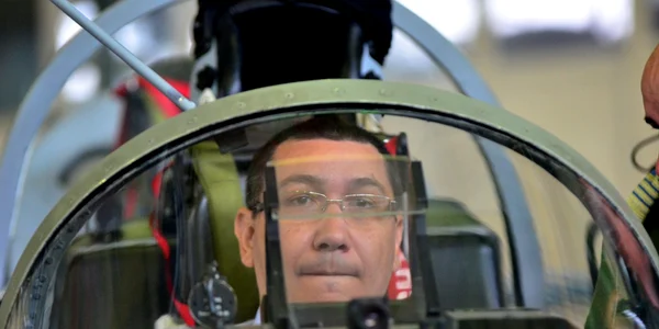 Victor Ponta intr-un avion de lupta la Fabrica de Avioane Craiova FOTO Mediafax  