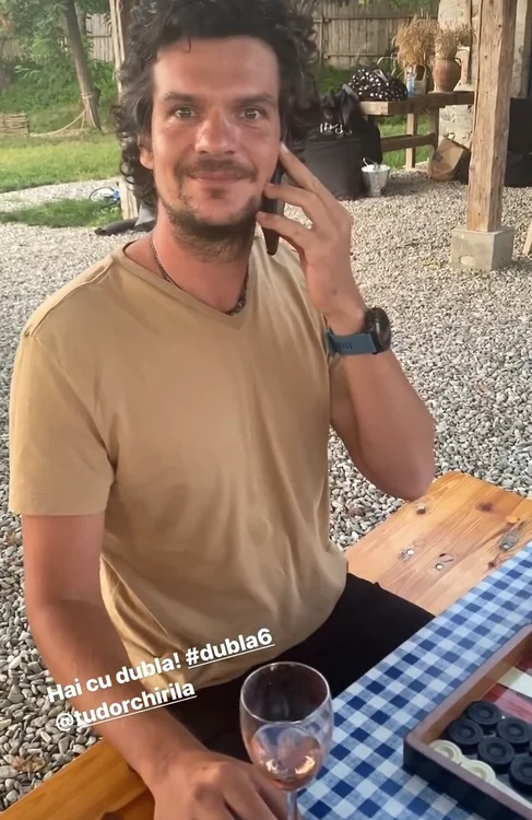 Tudior Chirilă joacă table cu Aris Eram la Porumbacu de Sus