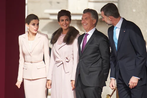 Regina Letizia, Prima Doamnă a Argentinei Juliana Awada, Președintele Mauricio Macri, și Regele Felipe al Spaniei la Madrid, 2017. FOTO: Getty Images