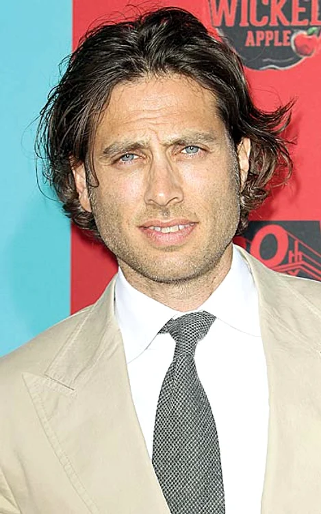 Producătorul Brad Falchuk  (43 de ani) încă nu s-a  despărţit oficial de soţia lui