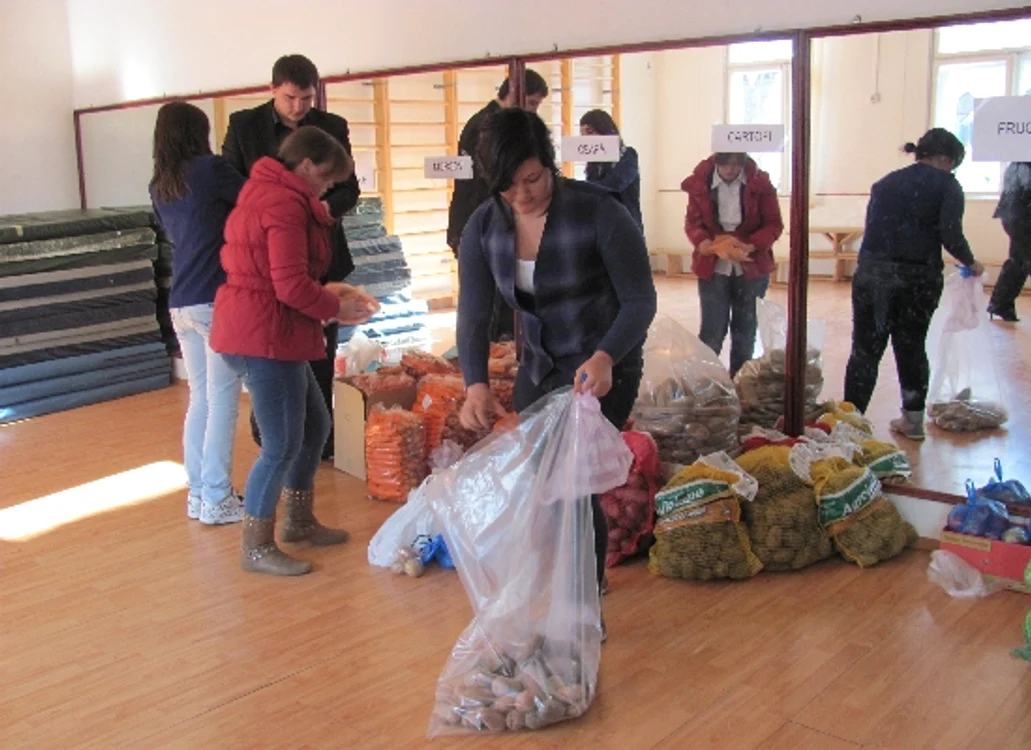 Elevii liceului au donat şi legume şi bani 