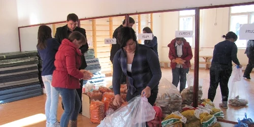 Elevii liceului au donat şi legume şi bani 