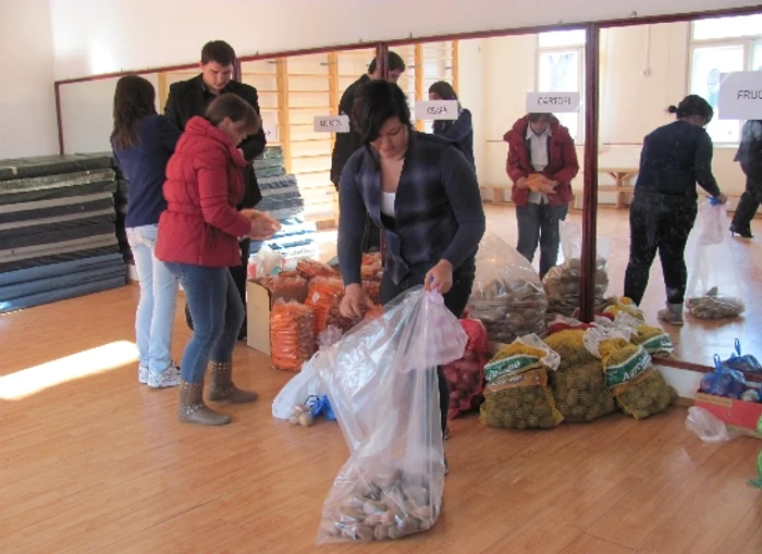 Elevii liceului au donat şi legume şi bani