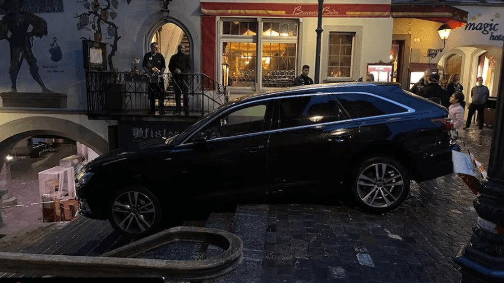 Un turist s-a blocat cu mașina pe scările Primăriei din Lucerna. Sistemul de navigație al mașinii i-a jucat o festă