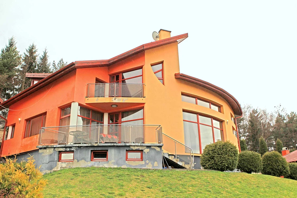 Aceasta este vila în care locuiește Luciu cu soțul și cu cei 4 copii