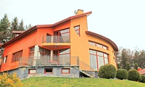 Aceasta este vila în care locuiește Luciu cu soțul și cu cei 4 copii jpeg