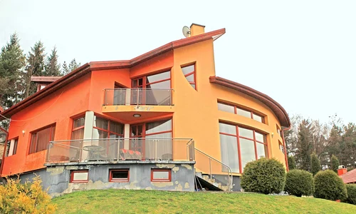 Aceasta este vila în care locuiește Luciu cu soțul și cu cei 4 copii jpeg