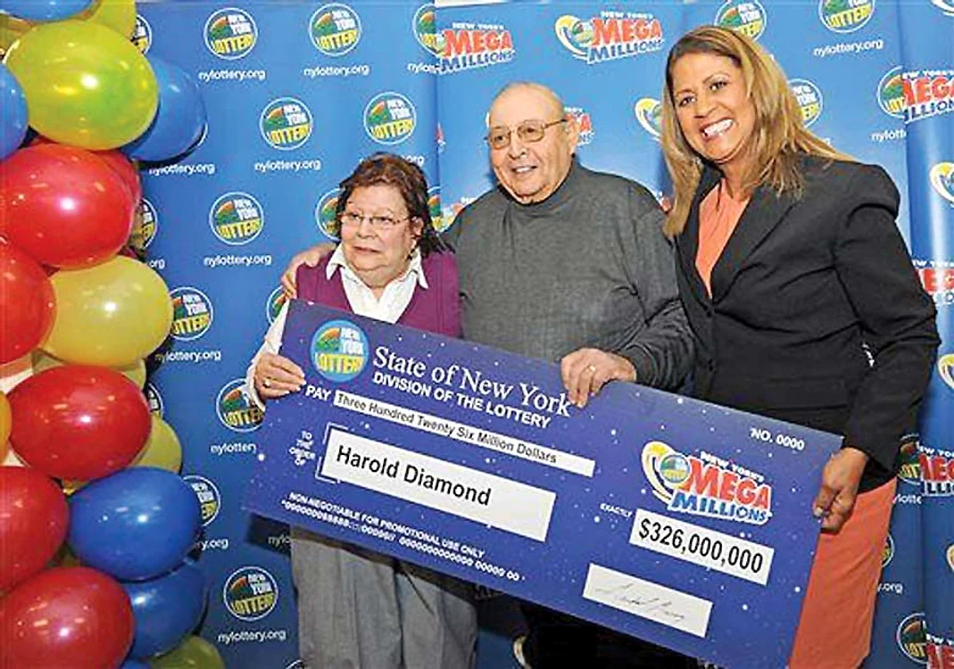 
    Harold Diamond (80 de ani)  şi-a revendicat premiul împreună  cu soţia sa, Carol, de 74 de ani  