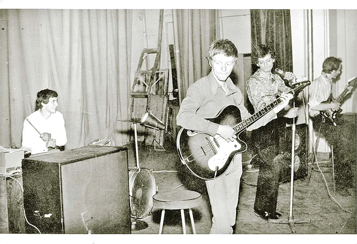 În liceu, la chitară bass.  Adrian Pintea era solist vocal 