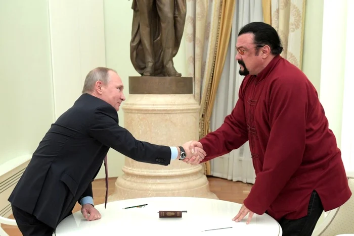 Steven Seagal (dreapta), primit la Kremlin de Vladimir Putin pe 25 noiembrie 2016 pentru a fi felicitat cu ocazia obţinerii cetăţeniei ruse FOTO EPA-EFE