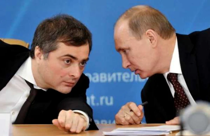 Vladislav Surkov (stânga) într-o discuţie cu Vladimir Putin FOTO Arhivă