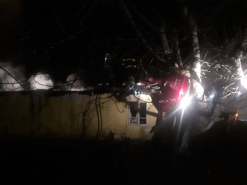 Moarte de om pentru un împrumut nerestituit. Păgubitul le-a dat foc la casă, iar doi bărbați erau să moară 