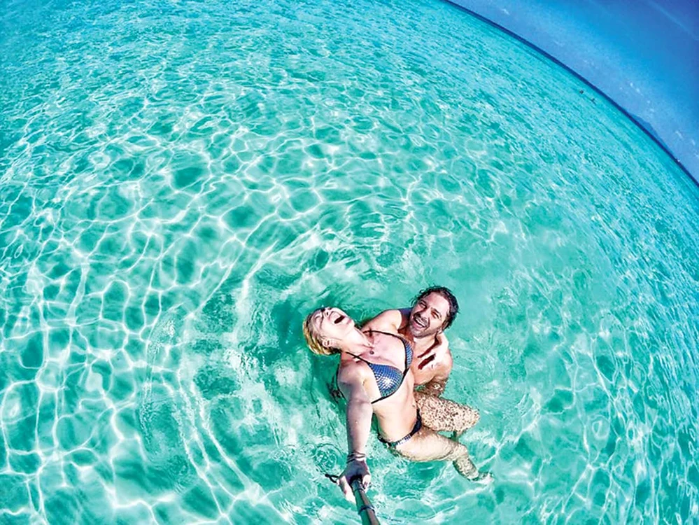 Delia şi Răzvan Munteanu şi-au făcut poze cu “prelungitorul de selfie”