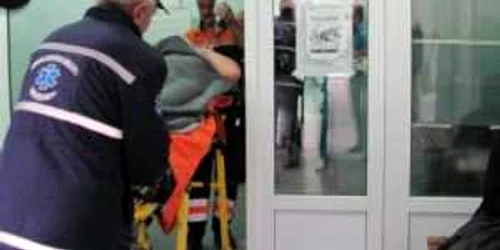 Cei doi rămân sub supraveghere medicală, unul din ei fiind deja trimis la Craiova