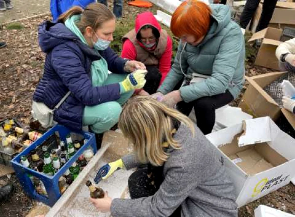 Femei lucrând la coctailuri Molotov în Nipru FOTO BBC