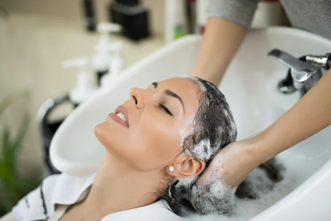 Pasul de bază în rutina de îngrijire a părului: spălarea pe cap la salon Arhiva Adevărul
