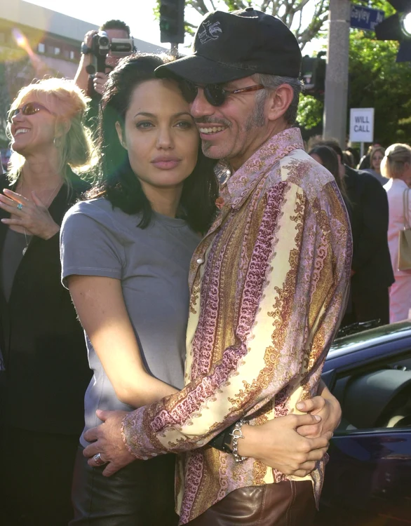 Angelina Jolie şi Billy Bon  Thornton purtau medalioane  cu sânge pentru a-şi  demonstra iubirea 