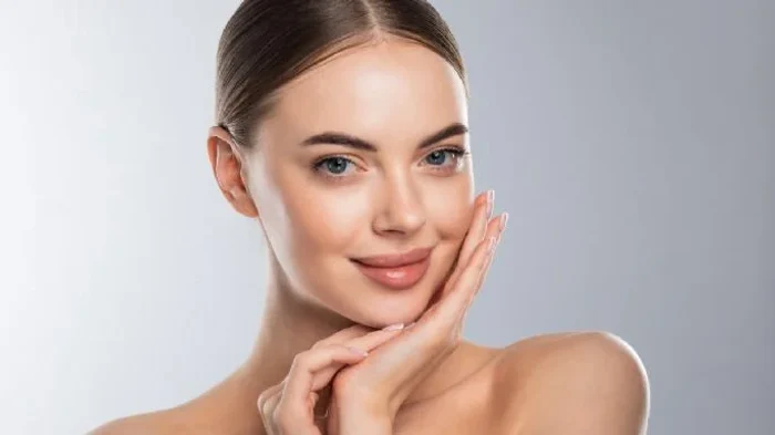 Ten tânăr cu ajutorul unui suc.