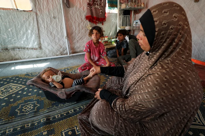 Mâncare a primit doar bebeluşul. Ceilalţi 8 copii s-au culcat nemâncaţi. FOTO Reuters