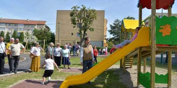 loc de joaca si tiroliana brasov