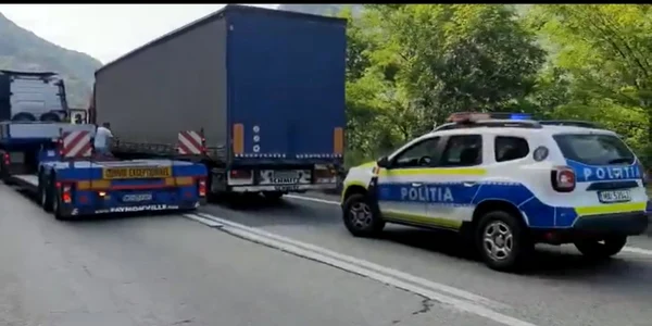 TIR în pană pe Valea Oltului - DN7 - E 81 Vâlcea Foto captură video