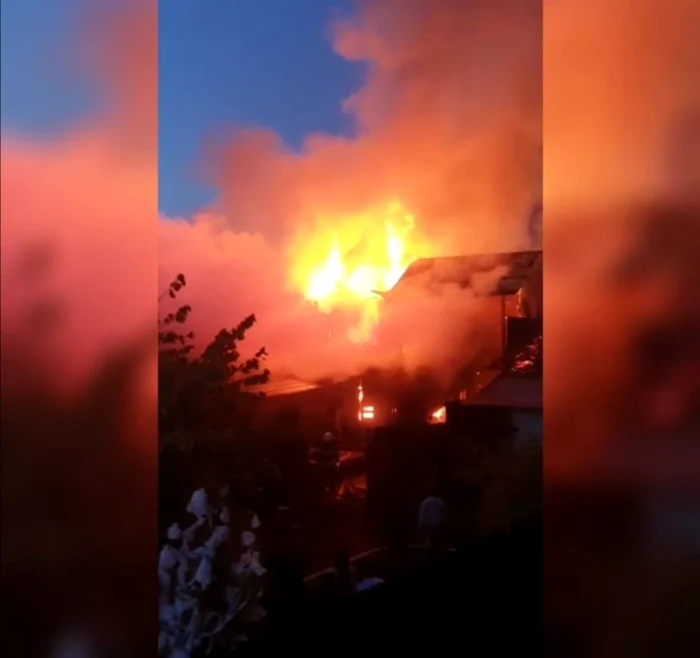 La faţa locului intervin mai multe echipaje de pompieri FOTO: captura