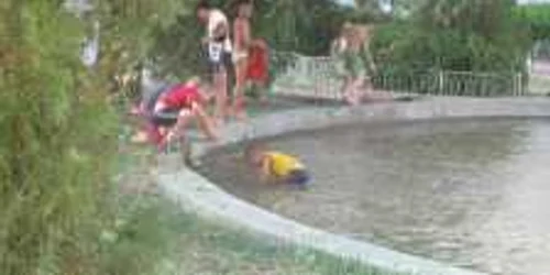 Copiii se bălăcesc zilnic în fântâna arteziană din municipiu