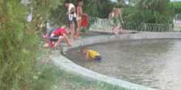 Copiii se bălăcesc zilnic în fântâna arteziană din municipiu