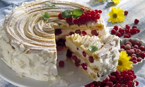 Tort de budincă şi fructe de pădure jpeg