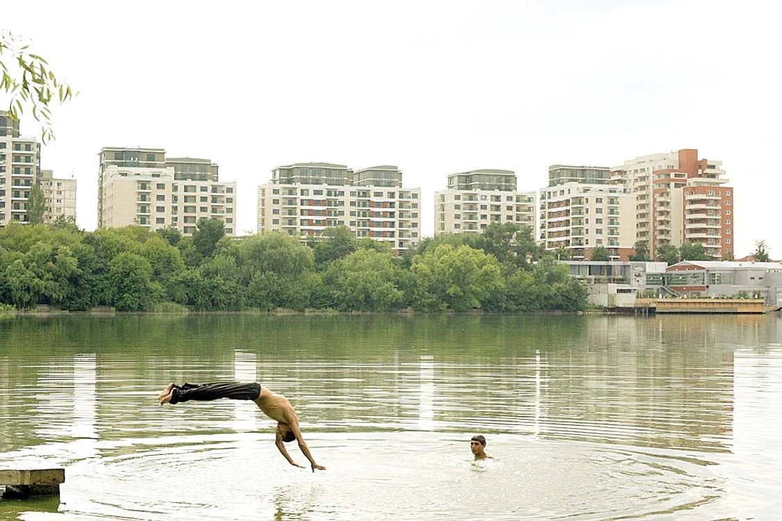 Pe Lacul Tei, curajoşii ies la scăldat jpeg