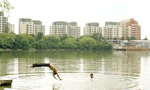 Pe Lacul Tei, curajoşii ies la scăldat jpeg
