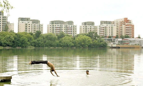 Pe Lacul Tei, curajoşii ies la scăldat jpeg