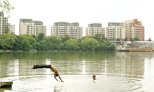 Pe Lacul Tei, curajoşii ies la scăldat jpeg
