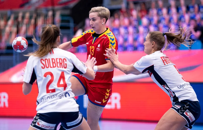 
    Cristina Laslo și-a luat în serios poziția de lider al echipeiFoto: EPA-EFE  