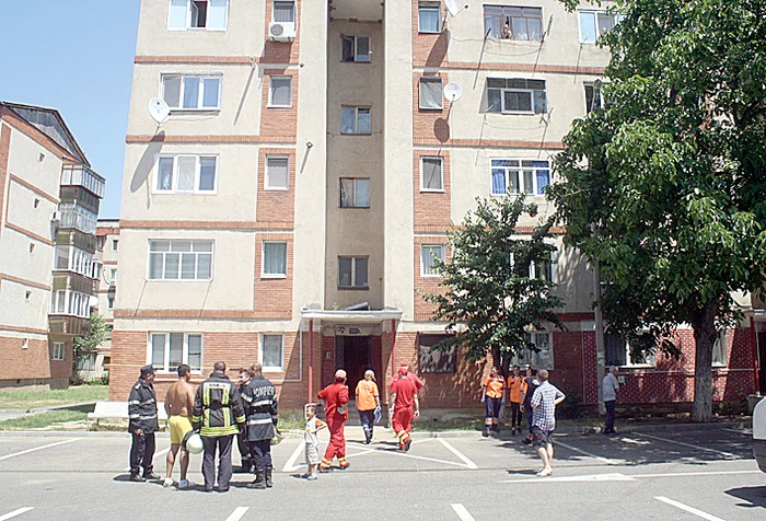 Pompierii şi medicii de la Salvare au fost chemaţi de vecini