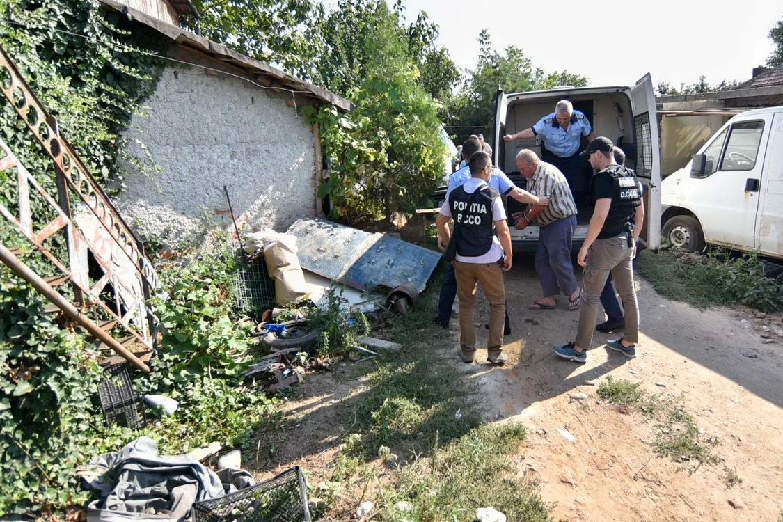 Gheorghe Dincă a fost adus ieri din nou în propria curte, pentru reconstituire