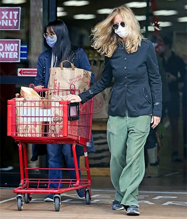 Meg şi Daisy şi-au umplut coşul cu produse ca să le ajungă pentru mai mult timp