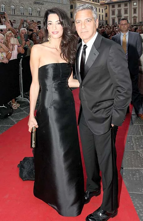 Ambele sunt slăbuţe,  iar rochiile negre  le pun în valoare silueta