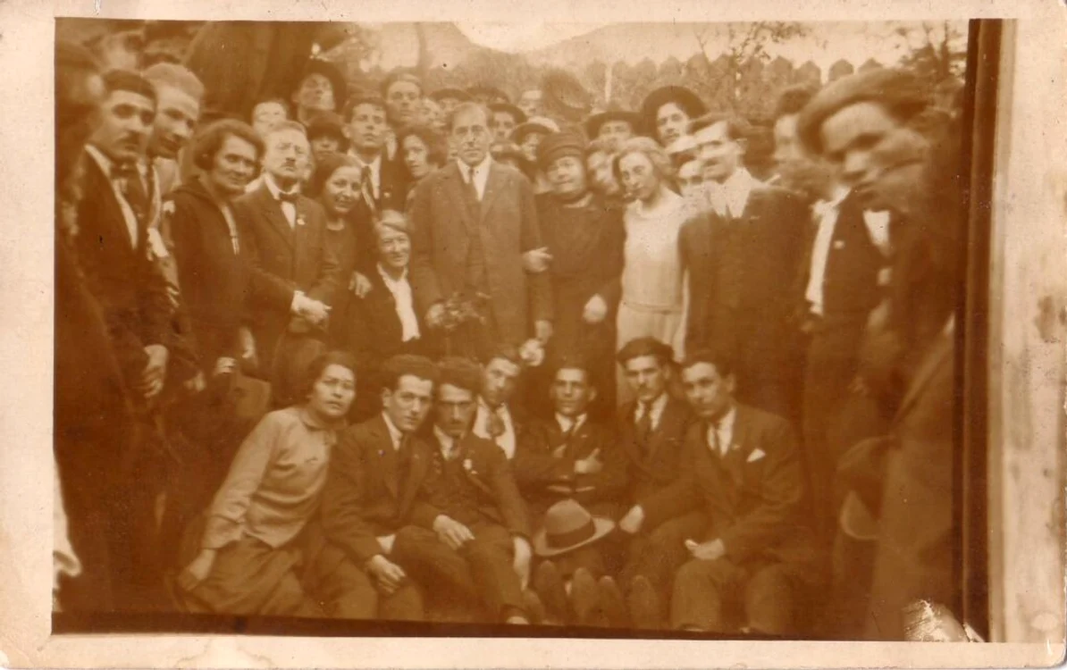 Grup de intelectuali in mijlocul carora se afla Ecaterina Arbore, Bucuresti, 1924 FOTO: mnir
