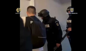Percheziții la persoane cercetate pentru tentativă la trafic de droguri de mare risc mp4 thumbnail png
