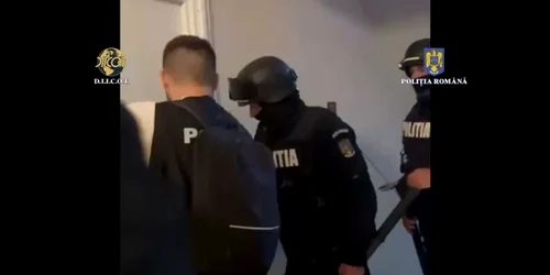 Percheziții la persoane cercetate pentru tentativă la trafic de droguri de mare risc mp4 thumbnail png