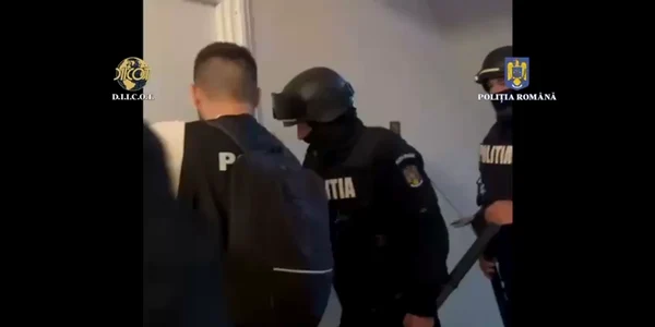 Percheziții la persoane cercetate pentru tentativă la trafic de droguri de mare risc mp4 thumbnail png