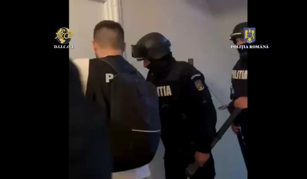 Percheziții la persoane cercetate pentru tentativă la trafic de droguri de mare risc mp4 thumbnail png