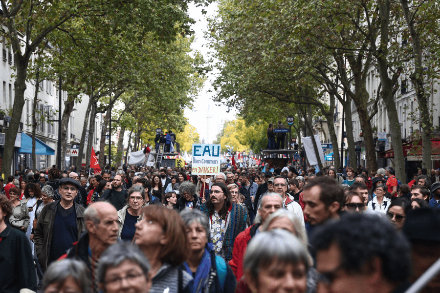 Zeci de mii de oameni protestează la Paris față de creșterea costului vieţii VIDEO